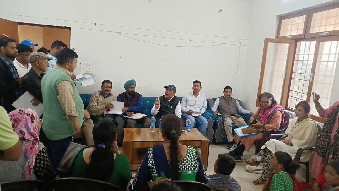 डीएम पिथौरागढ़ ने सुनीं राजी जनजाति के लोगों की समस्याएं