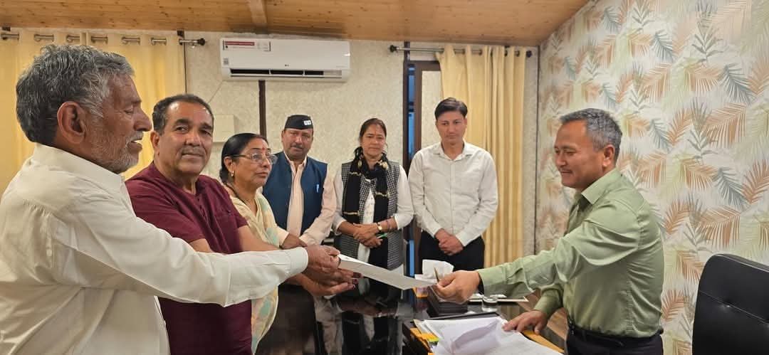 दिवाकर भट्ट ने सौंपा ज्ञापन यूकेडी ने पुलिस के रवैए पर उठाए सवाल