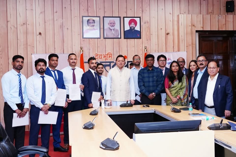 सीएम धामी ने परिवहन विभाग में 8 लोगों को दिए नियुक्ति पत्र