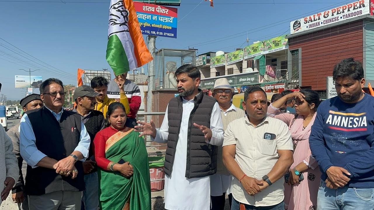 डोईवाला में कांग्रेस का प्रदर्शन प्रेमचंद अग्रवाल को बर्खास्त करने की मांग