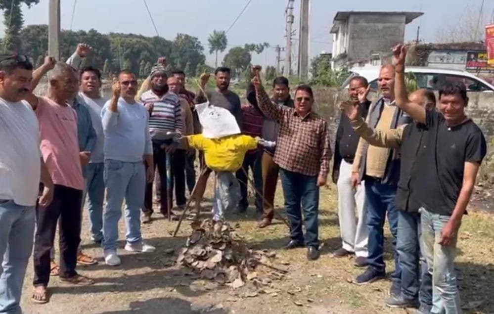 गन्ना किसानों के समर्थन में उतरी कांग्रेस फूंका धामी सरकार का पुतला