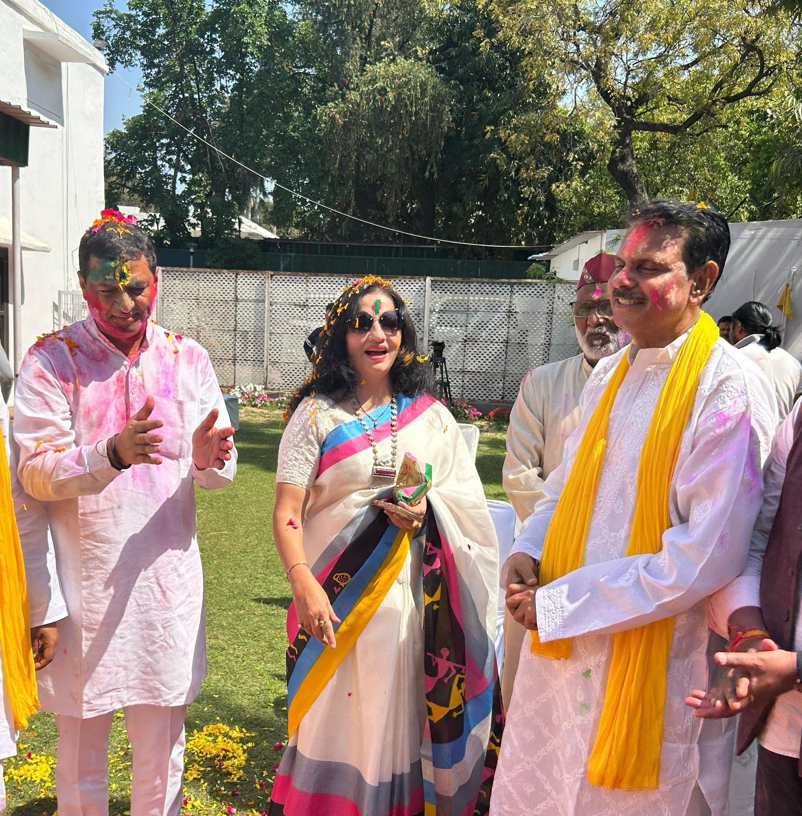 दिल्ली में सांसद बलूनी के आवास पर जमा उत्तराखंड की होली का रंग