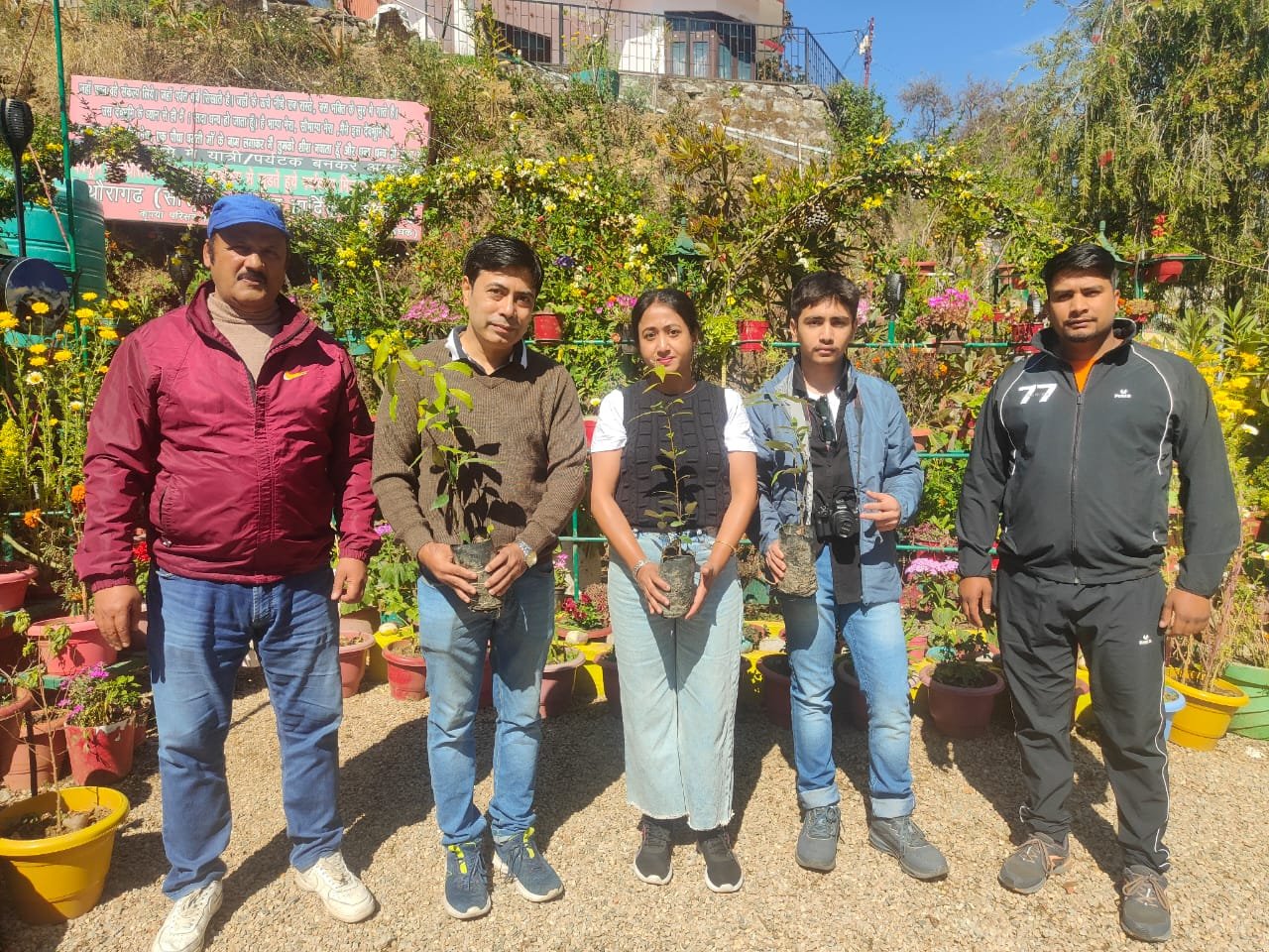 कोलकाता से आए सैलानियों ने भी दिया कर्मचारी महासंघ के आंदोलन को समर्थन