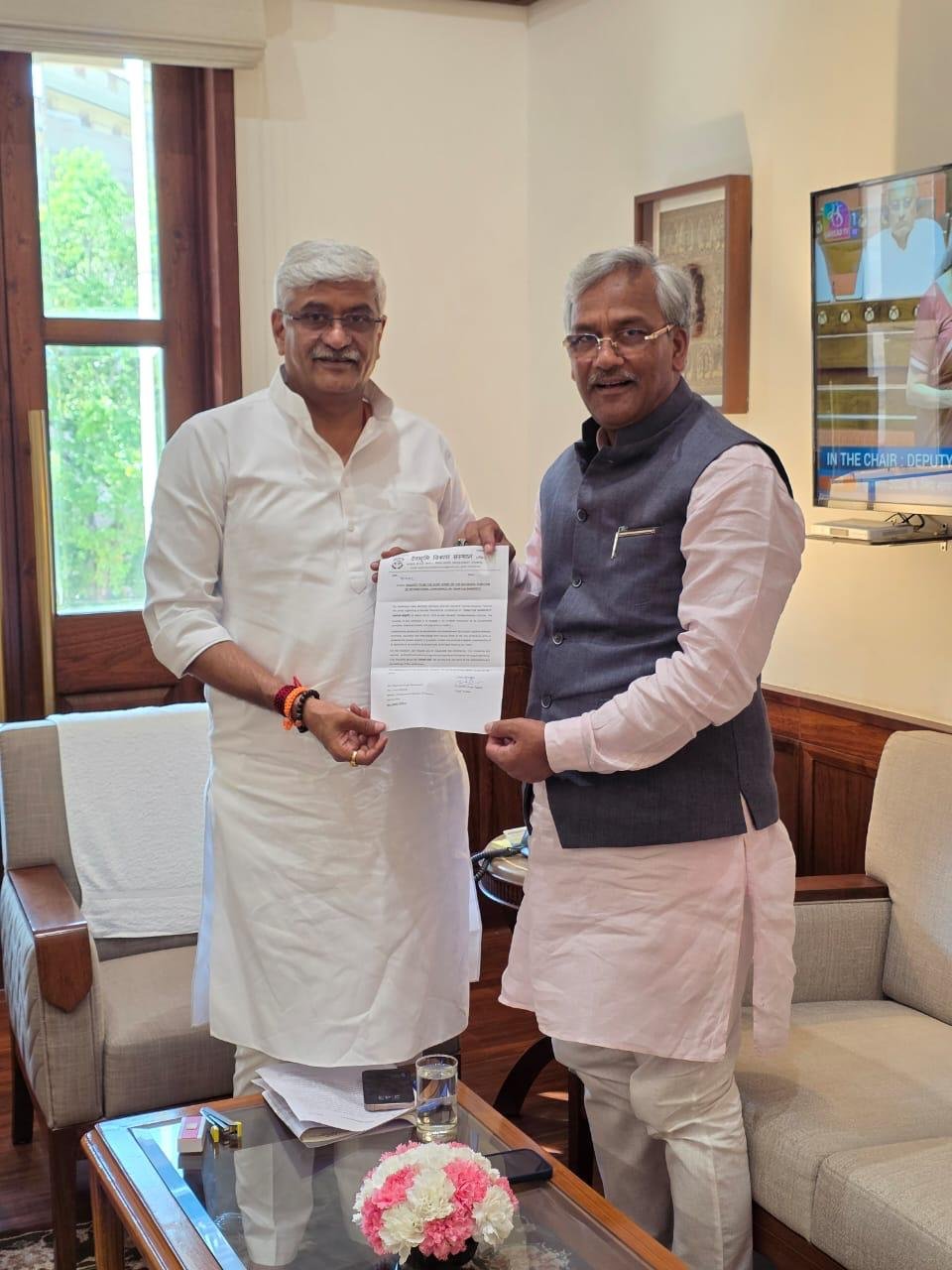 केंद्रीय मंत्री गजेंद्र शेखावत से मिले सांसद त्रिवेंद्र रावत रखी ये अहम मांग