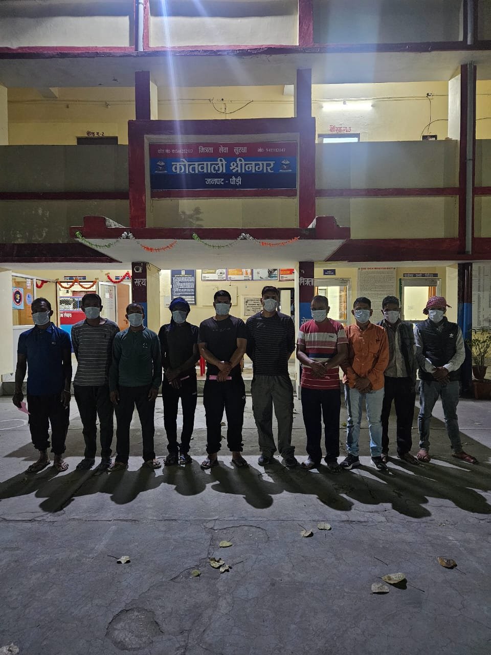 श्रीनगर में खुलेआम शराब पी रहे 10 लोगों पर पुलिस का एक्शन