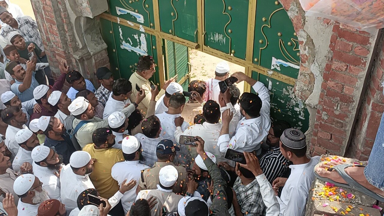 खानपुर में विधायक उमेश कुमार ने मदरसे से हटाई सील प्रशासन ने अवैध मानकर कर दिया था बंद सच सामने आया तो हो गया खेल