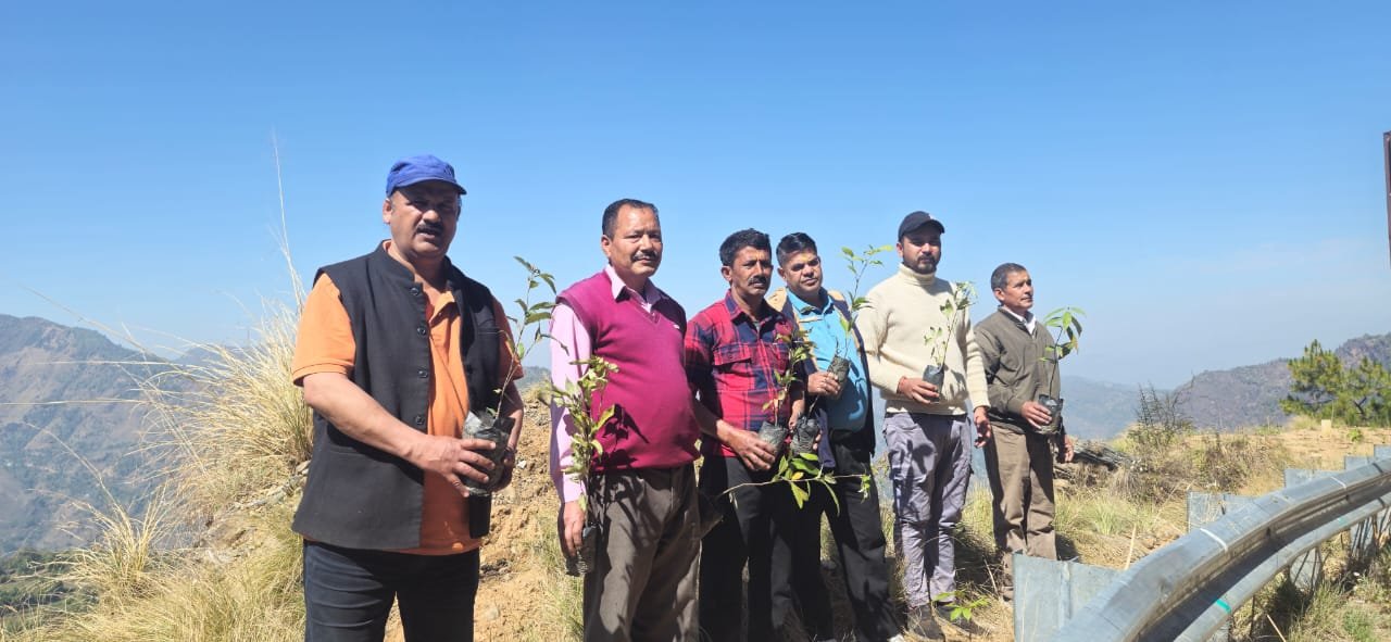 नियमितीकरण की मांग को लेकर आंदोलन 268 दिन से डटे कर्मचारी