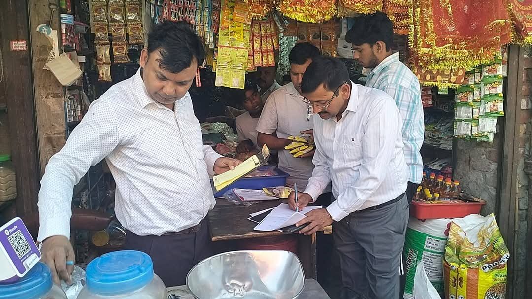 मिलावटखोरों के खिलाफ अभियान जगह जगह छापेमारी
