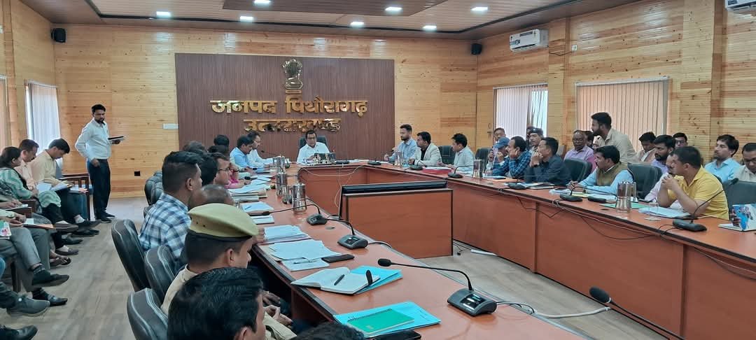 डीएम पिथौरागढ़ ने की सीएम पोर्टल और घोषणाओं की समीक्षा