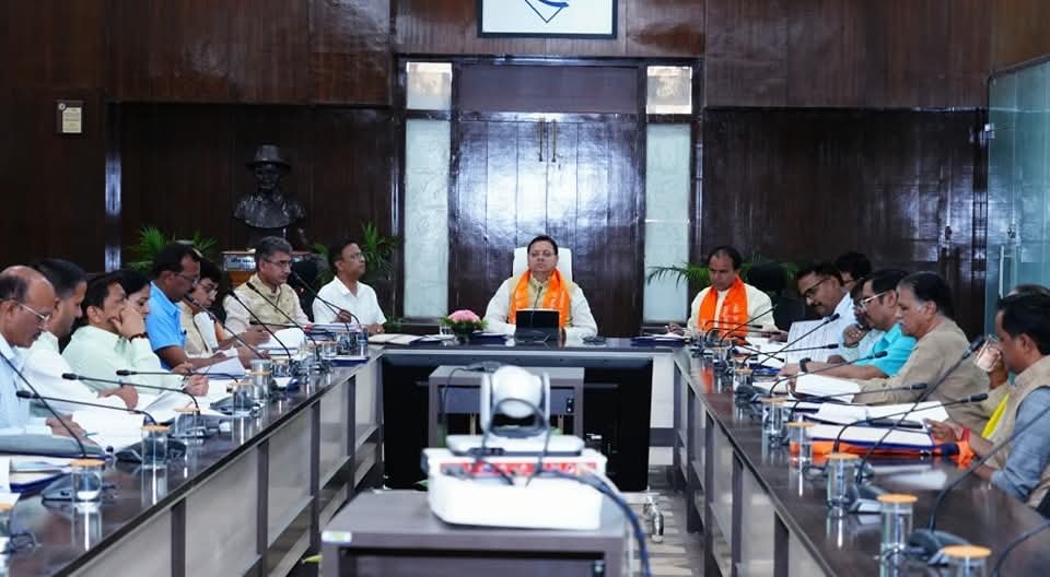 सीएम धामी ने दिए संस्कृत भाषा पढ़ रहे छात्रों को रोजगार के बेहतर अवसर मुहैया कराने के निर्देश