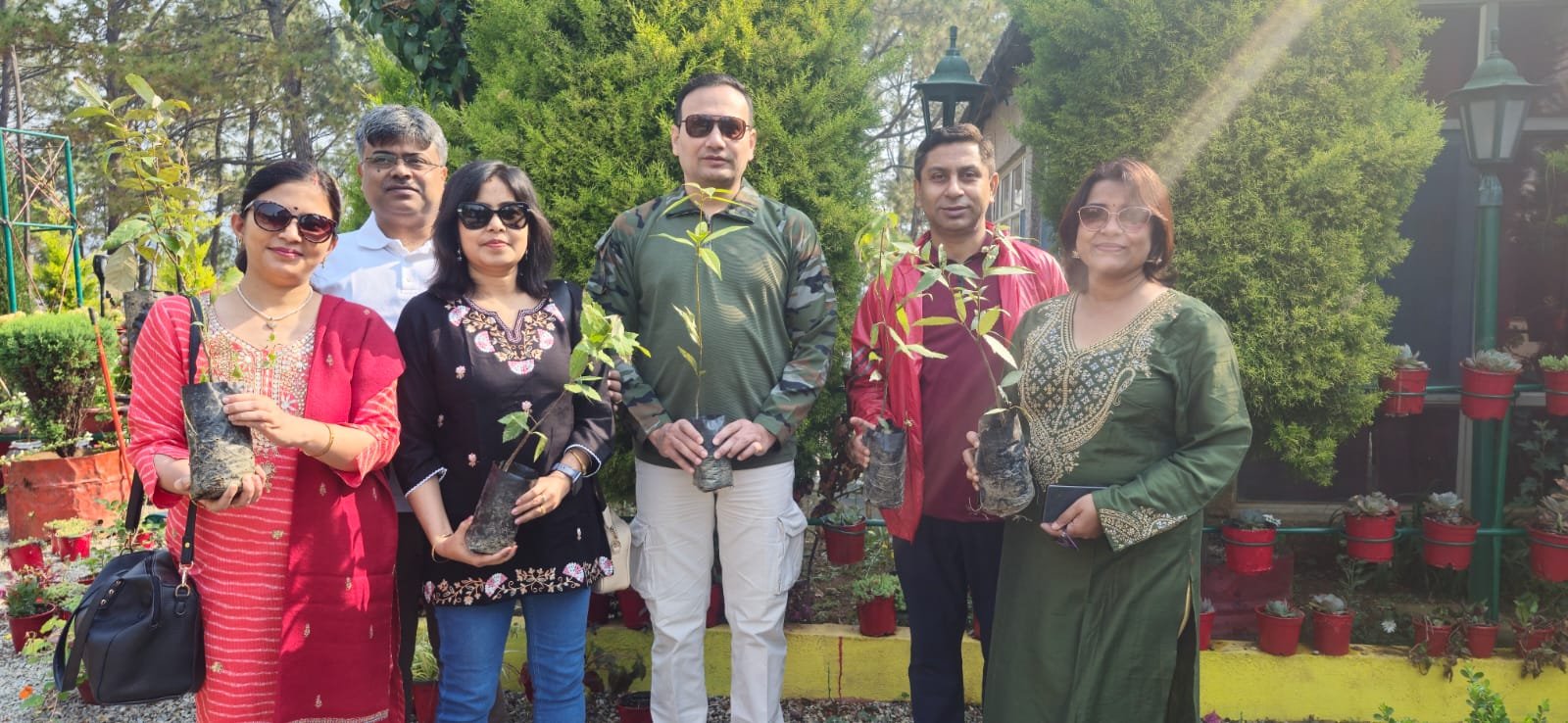 कर्मचारियों का नियमितीकरण की मांग को लेकर आंदोलन सैलानियों ने किया समर्थन