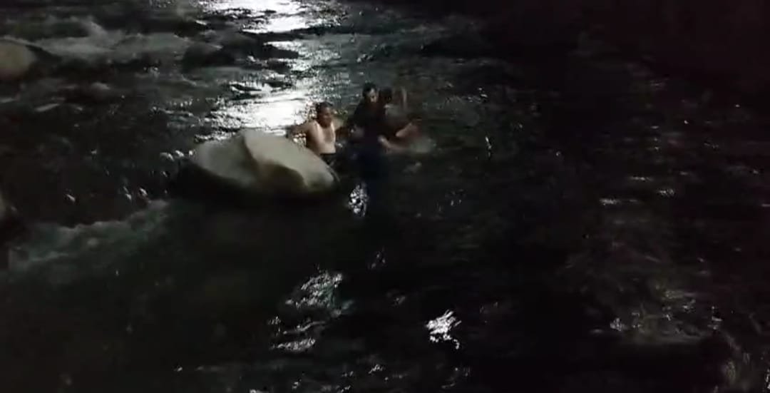 रुद्रप्रयाग पुलिस ने किया मंदाकिनी नदी में फंसे युवक का रेस्क्यू