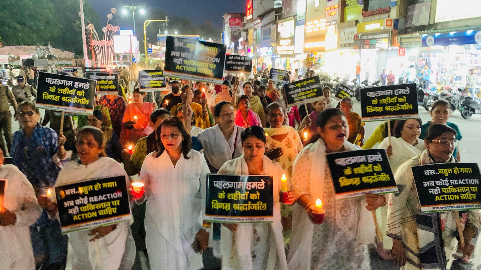उत्तराखंड महिला कांग्रेस ने निकाला कैंडल मार्च पहलगाम आतंकी हमले में मारे गए लोगों को दी श्रद्धांजलि केंद्र सरकार से की आतंक का अंत करने की मांग