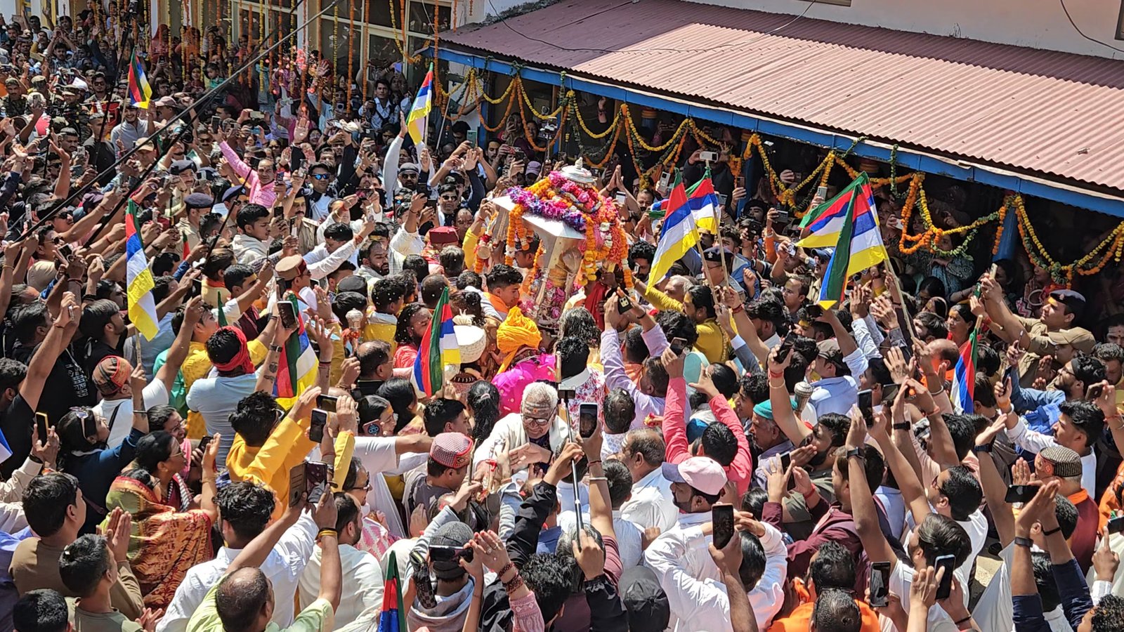 केदारनाथ धाम के लिए निकली बाबा की पंचमुखी डोली 2 मई को खुलेंगे कपाट