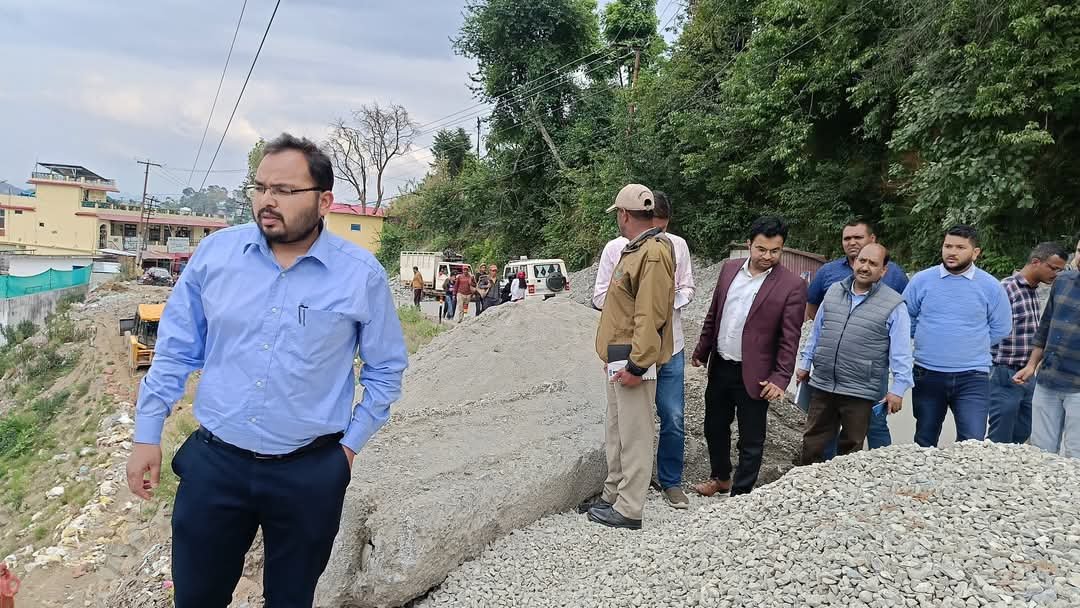 अपर जिलाधिकारी पिथौरागढ़ ने किया सड़क का निरीक्षण