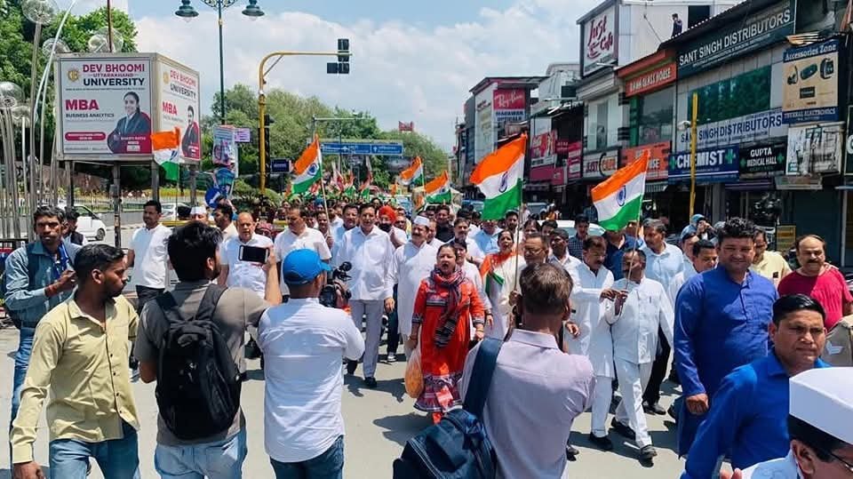 सेना का मनोबल बढ़ाने के लिए कांग्रेस की तिरंगा यात्रा सेना का मनोबल बढ़ाने के लिए कांग्रेस की तिरंगा यात्रा