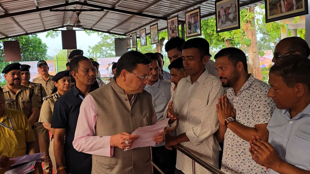 बनबसा में सीएम धामी ने आम लोगों की समस्याएं जल्द सुलझाने का दिया निर्देश