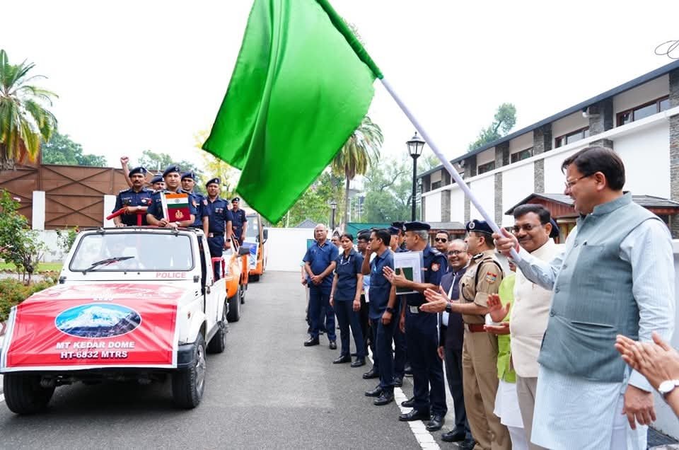 एनडीआरएफ के पर्वतारोही दल को सीएम धामी ने दिखाई हरी झंडी