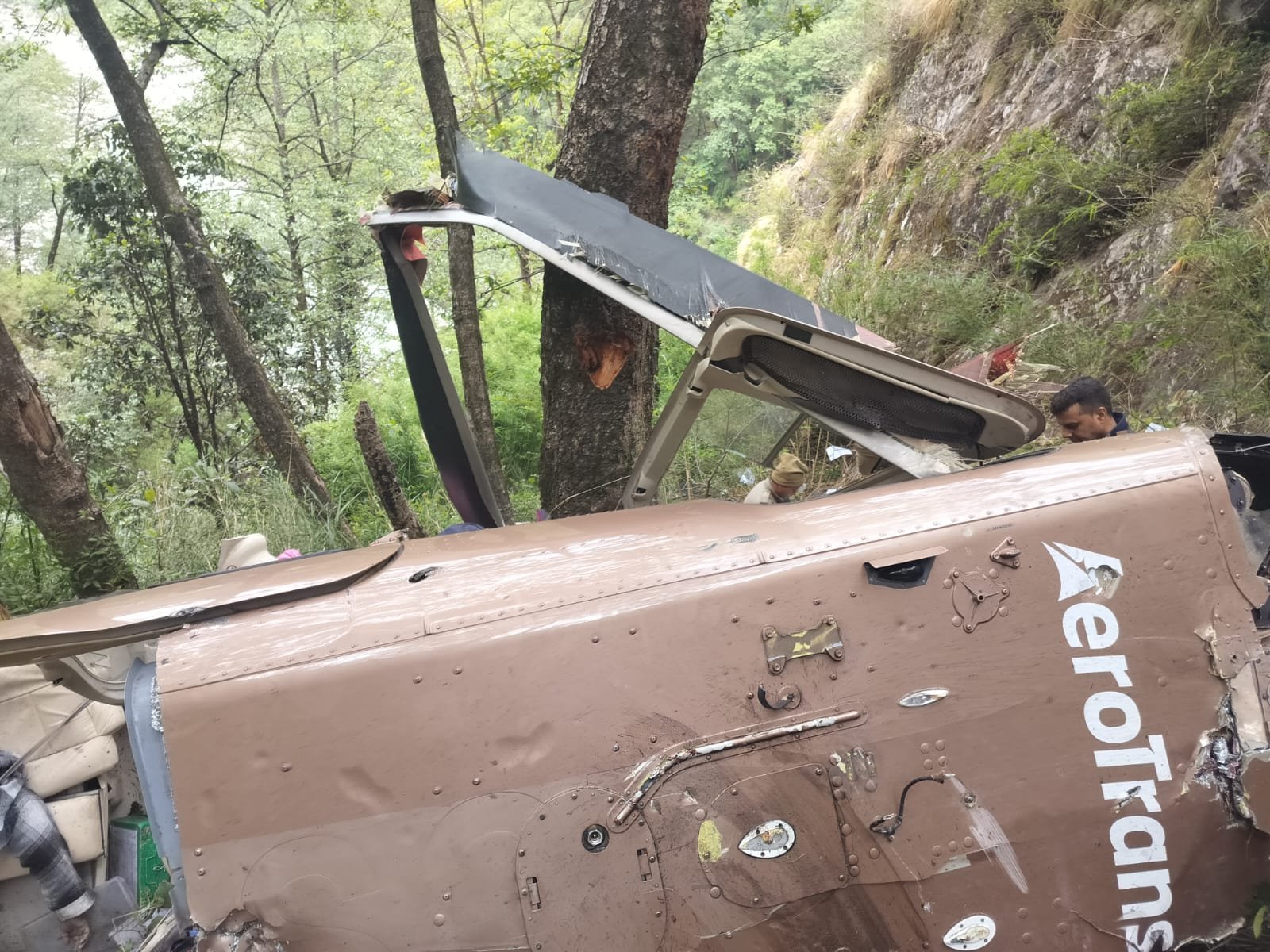 उत्तरकाशी में हेलीकॉप्टर हादसा 6 लोगों की मौत 1 घायल उत्तरकाशी में हेलीकॉप्टर हादसा 6 लोगों की मौत 1 घायल