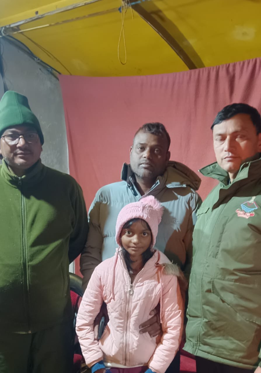 केदारनाथ मार्ग पर परिजनों से बिछड़ी बच्ची को पुलिस ने सकुशल परिजनों से मिलाया