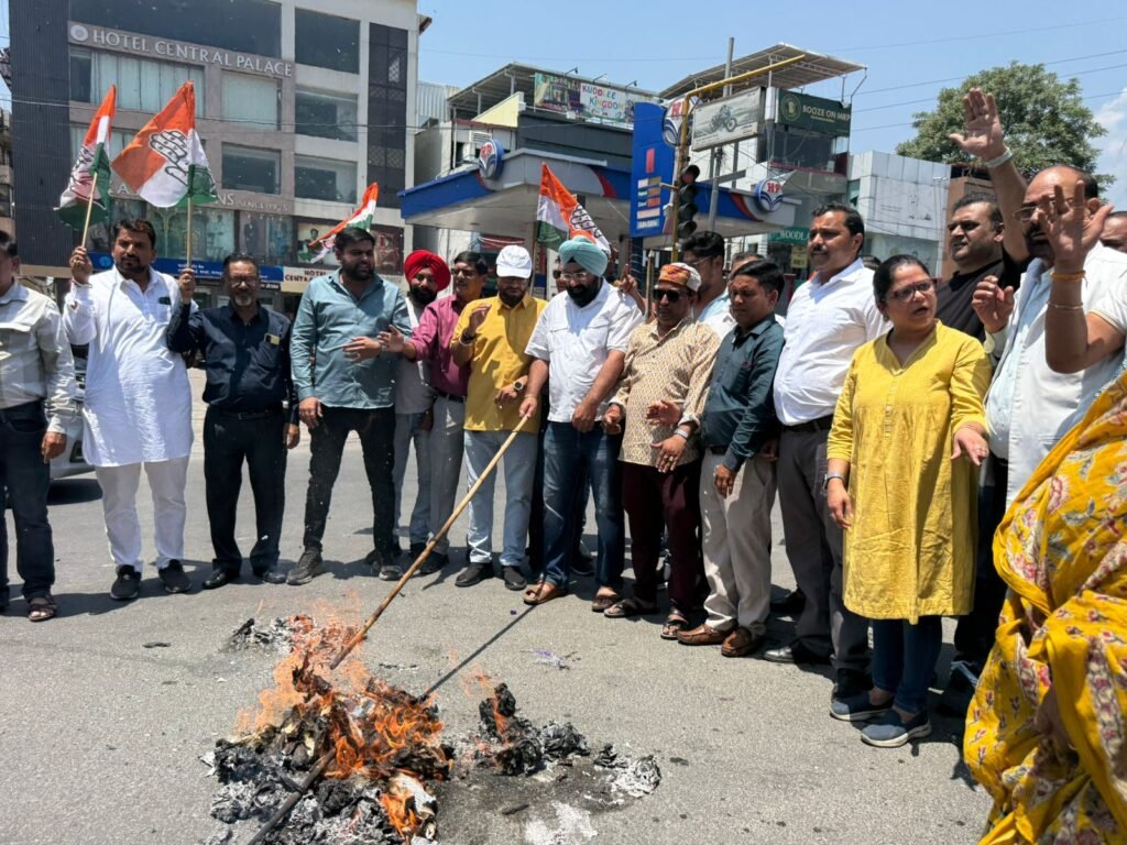 देहरादून में महानगर कांग्रेस का बीजेपी के खिलाफ प्रदर्शन सेना के अपमान का आरोप लगाकर साधा निशाना