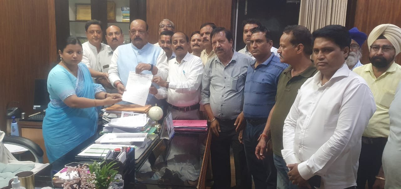 देहरादून में नगर निगम के ट्रेड शुल्क का कांग्रेस ने किया विरोध नगर आयुक्त को ज्ञापन सौंपकर कर दी ये मांग