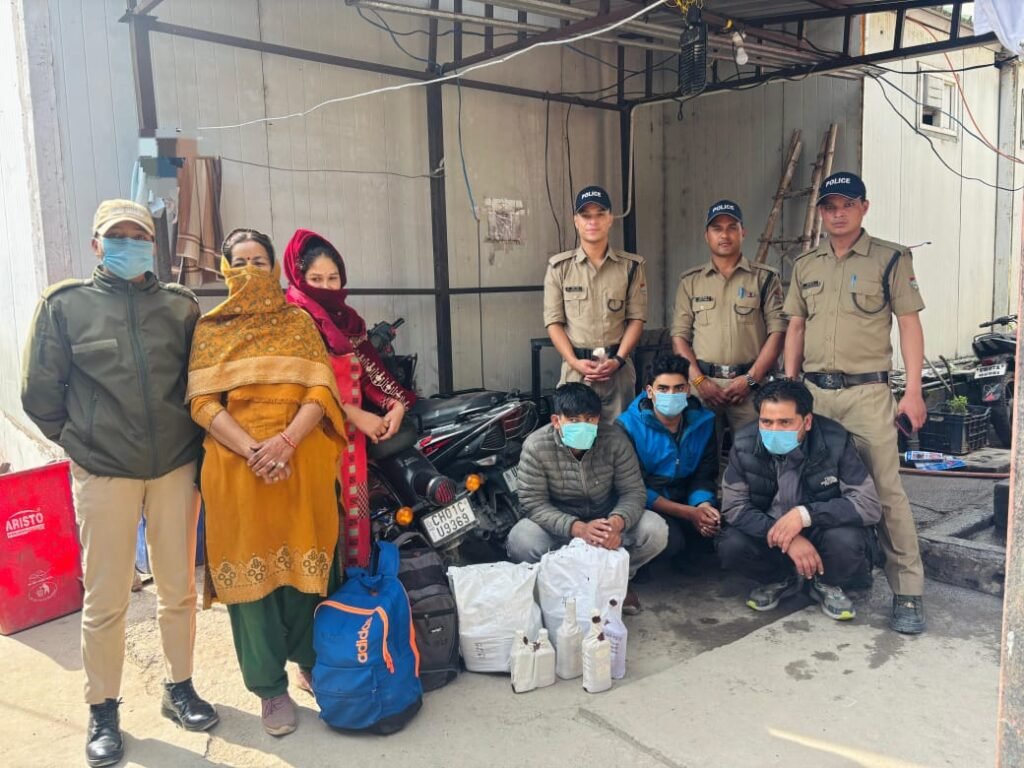 रुद्रप्रयाग पुलिस ने गिरफ्तार किए पांच नेपाली शराब तस्कर