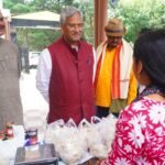 त्रिवेंद्र रावत ने किया अपने हाथों अपना विकास संवाद कार्यक्रम का उद्घाटन