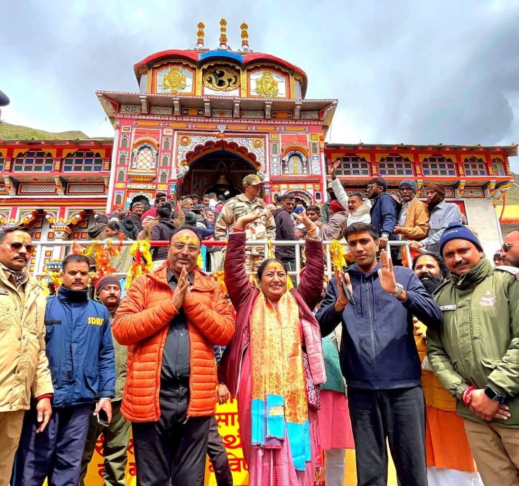 दिल्ली की सीएम रेखा गुप्ता ने किए बदरीनाथ धाम के दर्शन