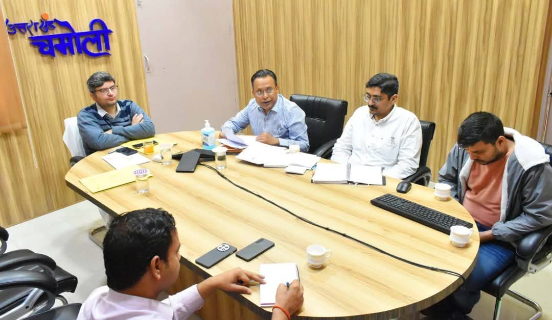 डीएम चमोली ने लिया कोविड से निपटने की तैयारियों का जायजा