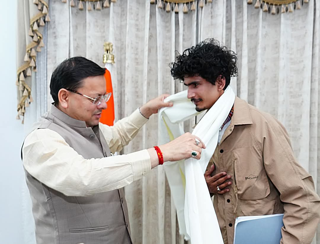 माउंट एवरेस्ट फतह करने वाले पर्वतारोही रोहित भट्ट से मिले सीएम धामी