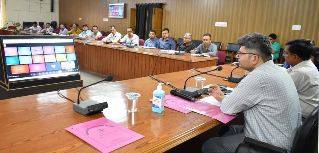 डीएम चमोली ने की लंबित योजनाओं की समीक्षा काम में तेजी लाने के निर्देश