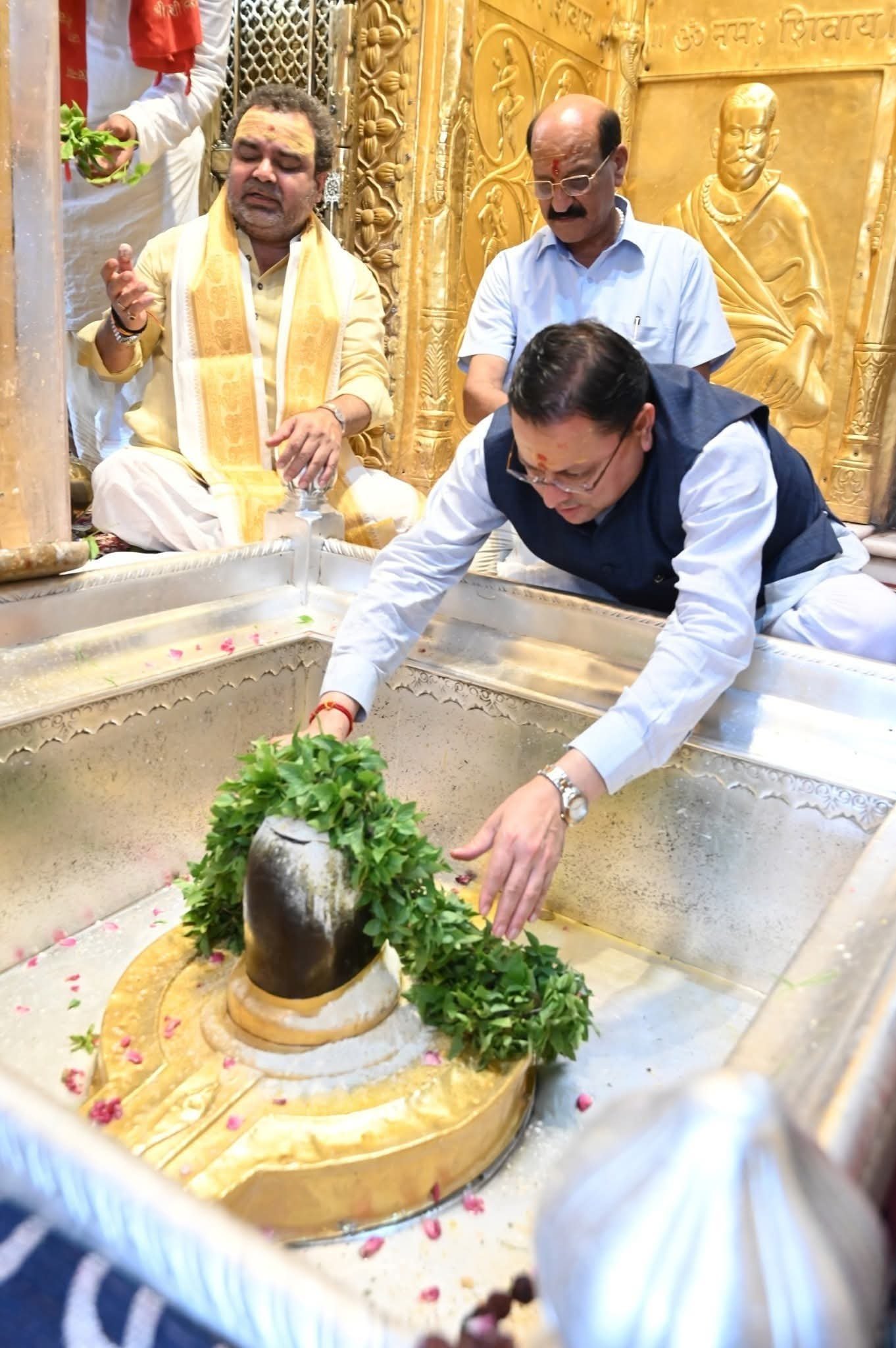 सीएम धामी ने काशी विश्वनाथ की पूजा की
