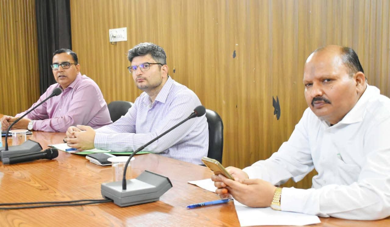 डीएम चमोली ने नगर निकायों से जुड़े मुद्दों पर की समीक्षा बैठक