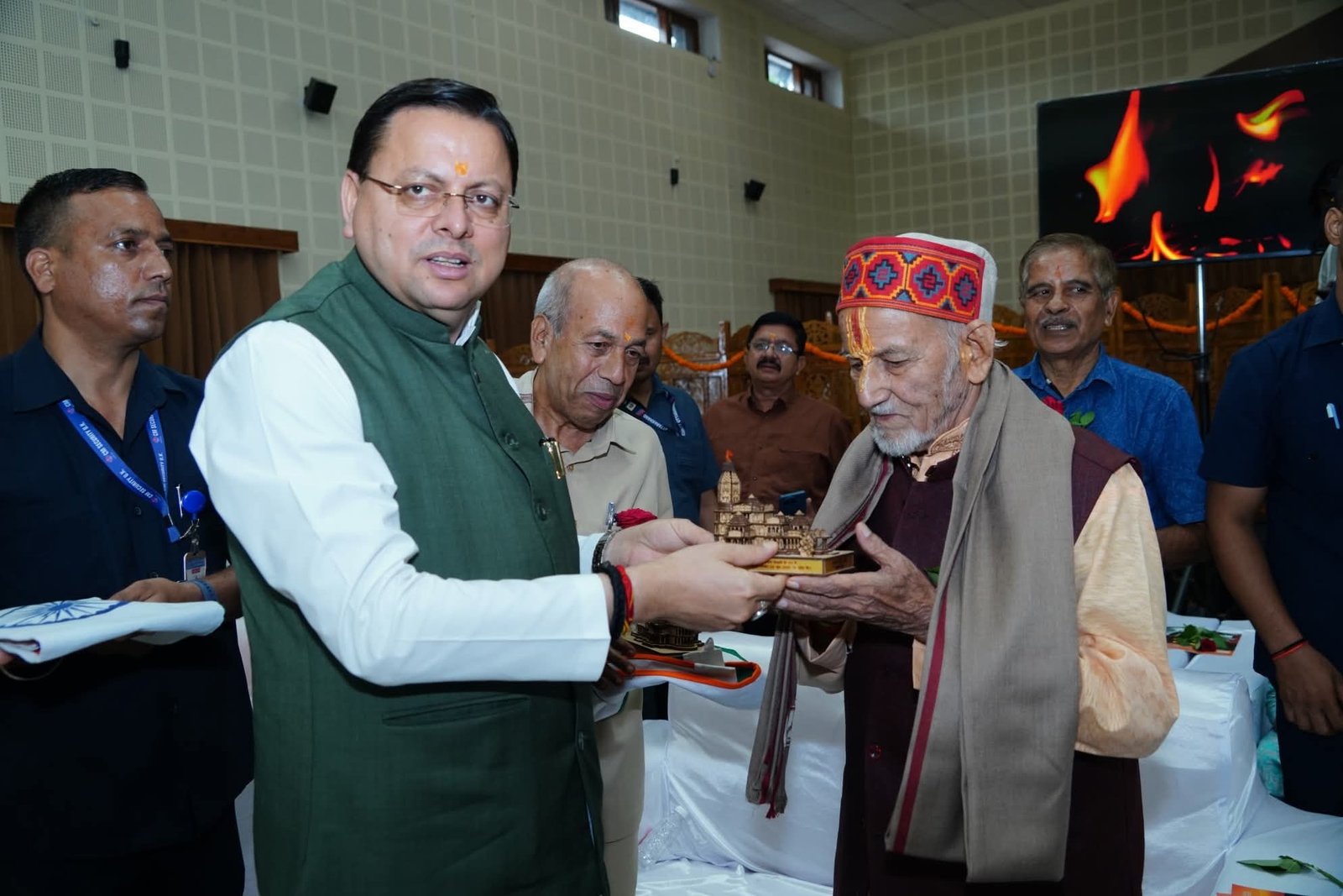 सीएम धामी ने आपातकाल के 50 साल पूरे होने पर लोकतंत्र सैनानियों को किया सम्मानित