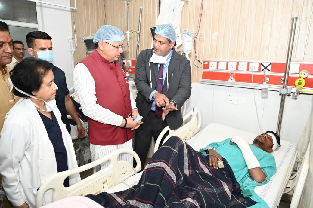 रुद्रप्रयाग बस हादसे के घायलों से मिले सीएम धामी