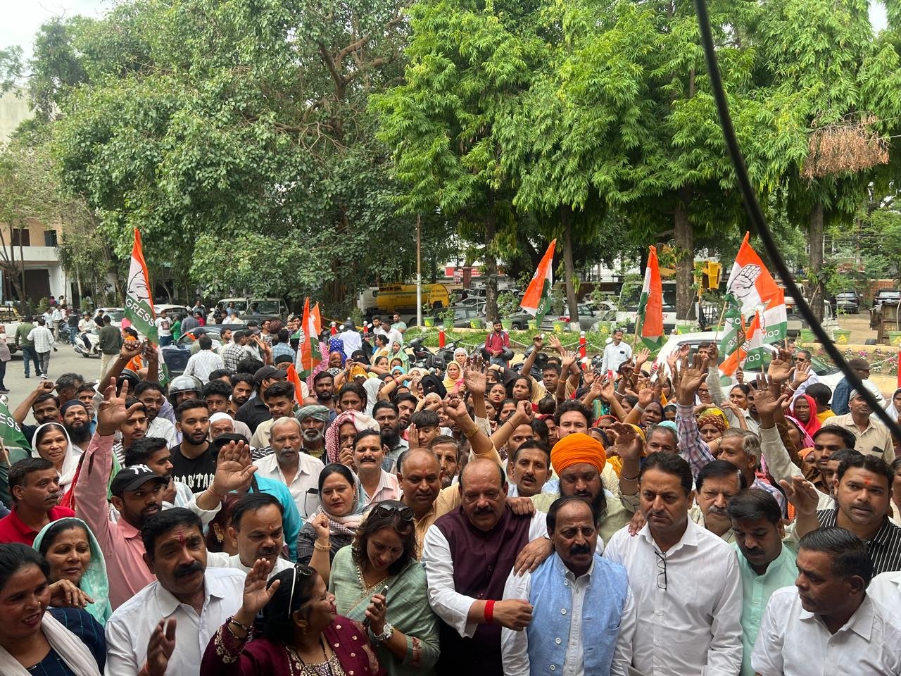 देहरादून नगर निगम में कांग्रेस का प्रदर्शन, मलिन बस्तियों के मुद्दे पर सरकार हल्ला बोल