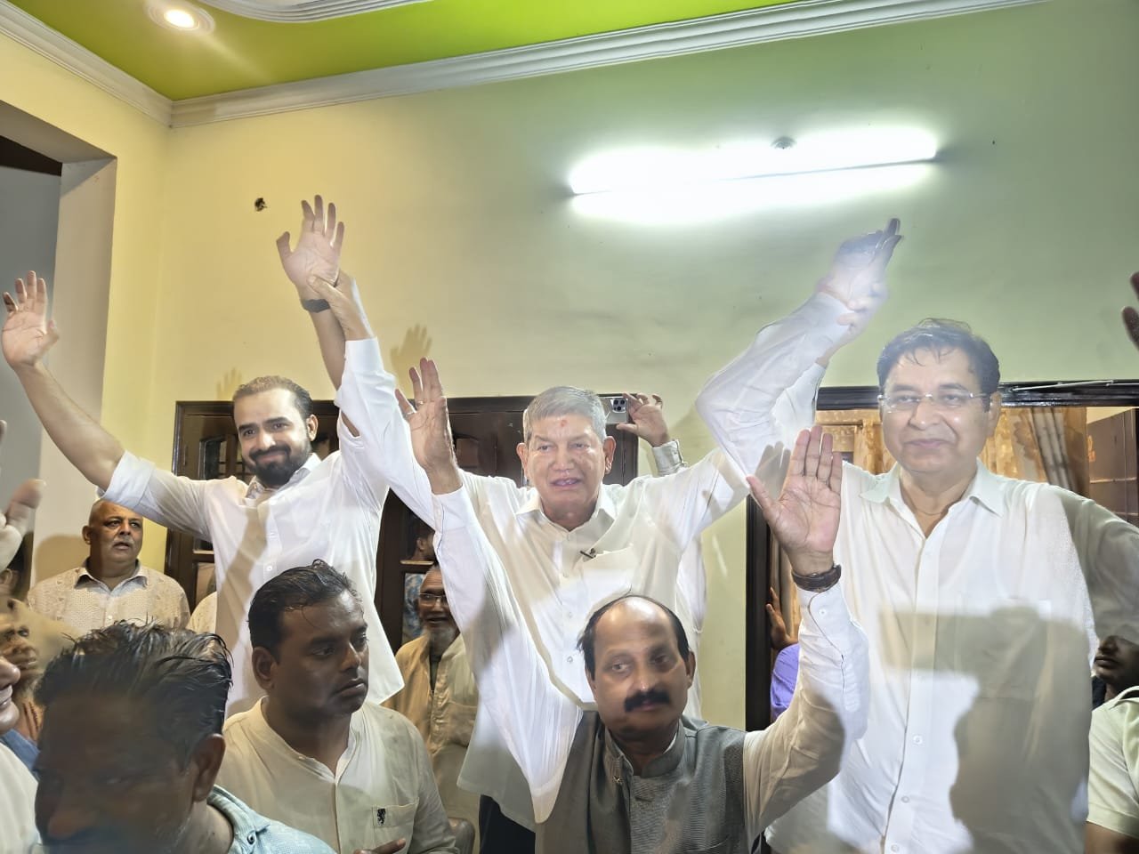 मलिन बस्तियों के मुद्दे पर कांग्रेस का आक्रोश, धामी सरकार पर साधा निशाना