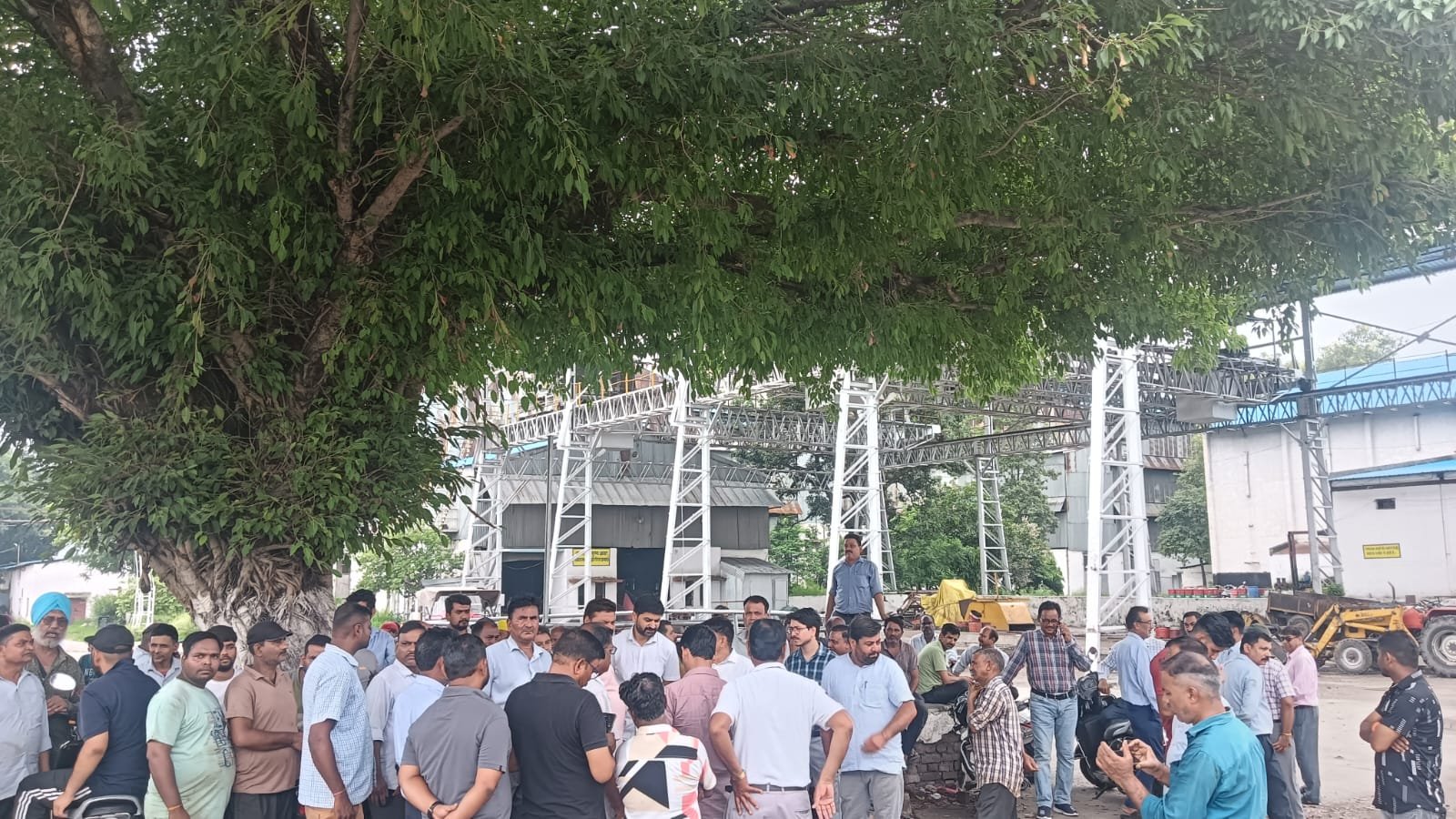 डोईवाला चीनी मिल कर्मचारियों के वेतन में 40 फीसदी कटौती का आदेश, आक्रोशित कर्मचारियों को कांग्रेस का समर्थन