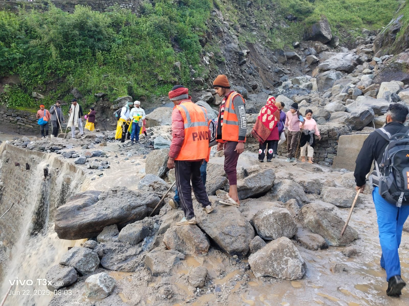 केदारनाथ रूट पर भूस्खलन से बढ़ी मुश्किल