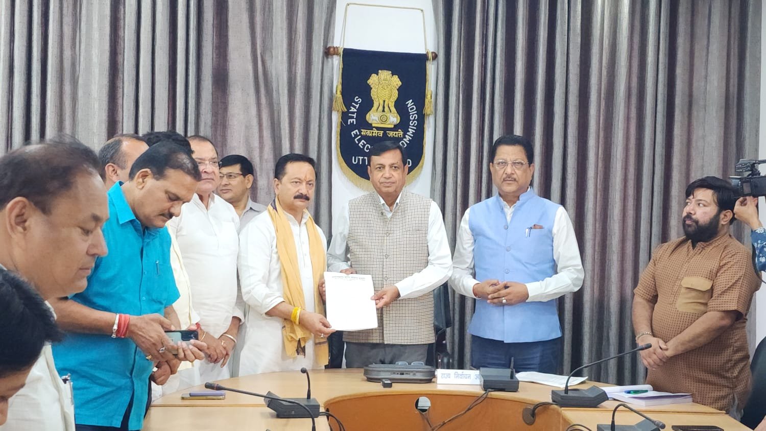 पंचायत चुनाव पर घमासान, कांग्रेस ने राज्य निर्वाचन आयुक्त से की मुलाकात उठाए गंभीर सवाल, कर दी ये बड़ी मांग