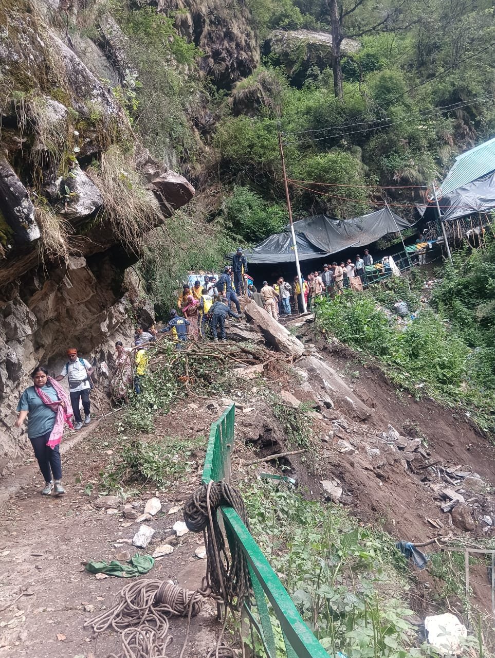 उत्तरकाशी में यमुनोत्री यात्रा रूट पर भूस्खलन,‌ कुछ यात्रियों के दबे होने की आशंका