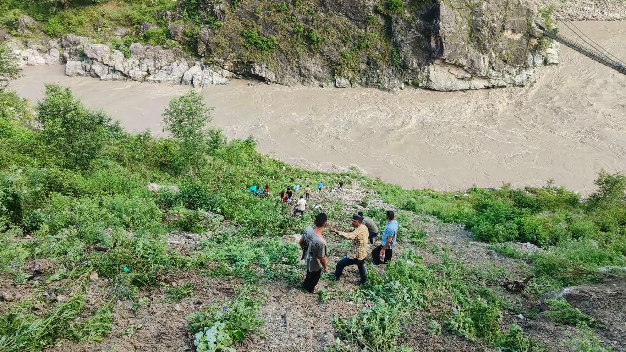 रुद्रप्रयाग में बस अलकनंदा नदी में गिरी, अब तक 2 की मौत, 10 लापता, 8 घायलों का अस्पतालों में इलाज