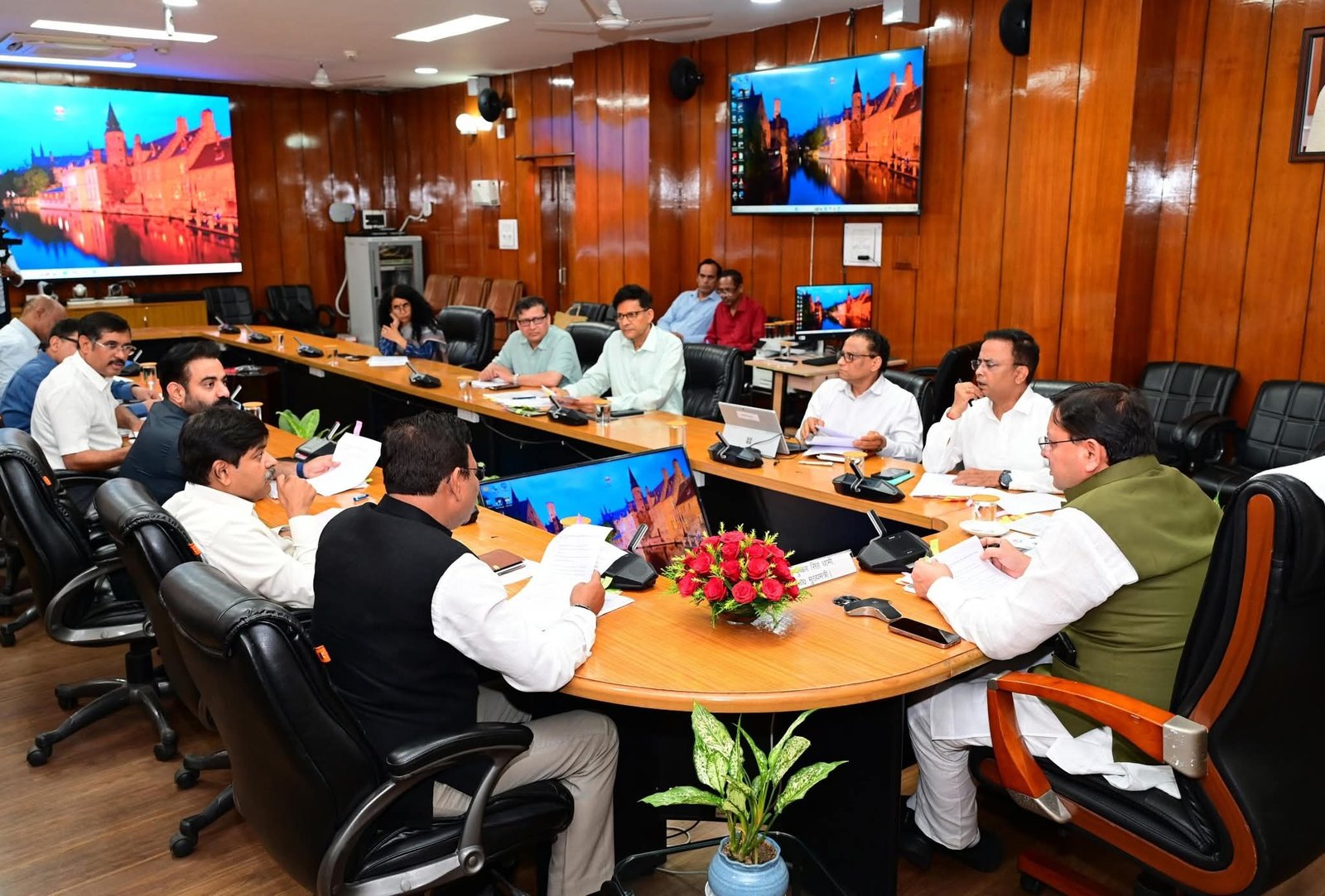 सीएम धामी ने परिसंपत्ति विवाद पर की समीक्षा जल्द यूपी के मुख्यमंत्री योगी के साथ बैठक की कही बात
