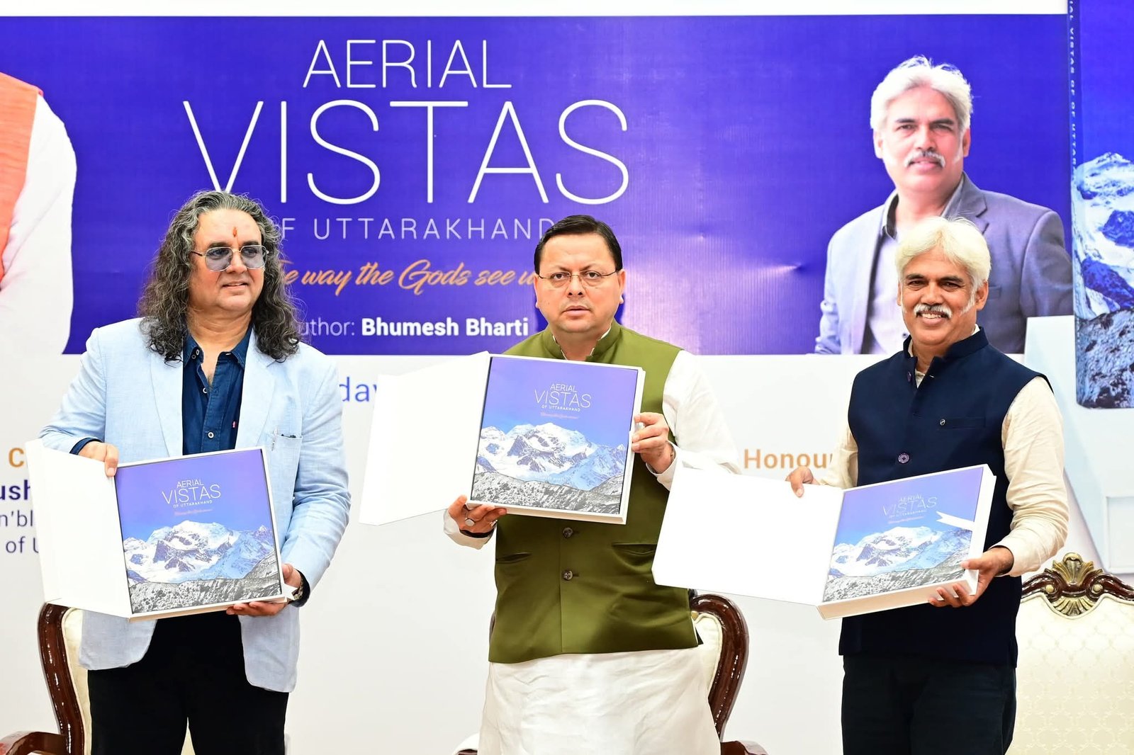 सीएम धामी ने किया किताब का विमोचन