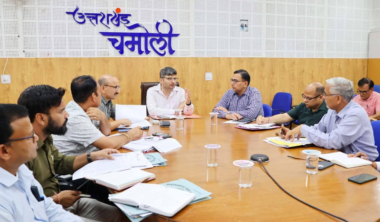डीएम चमोली ने ली स्प्रिंग एंड रीवर रिजुवनेशन की बैठक