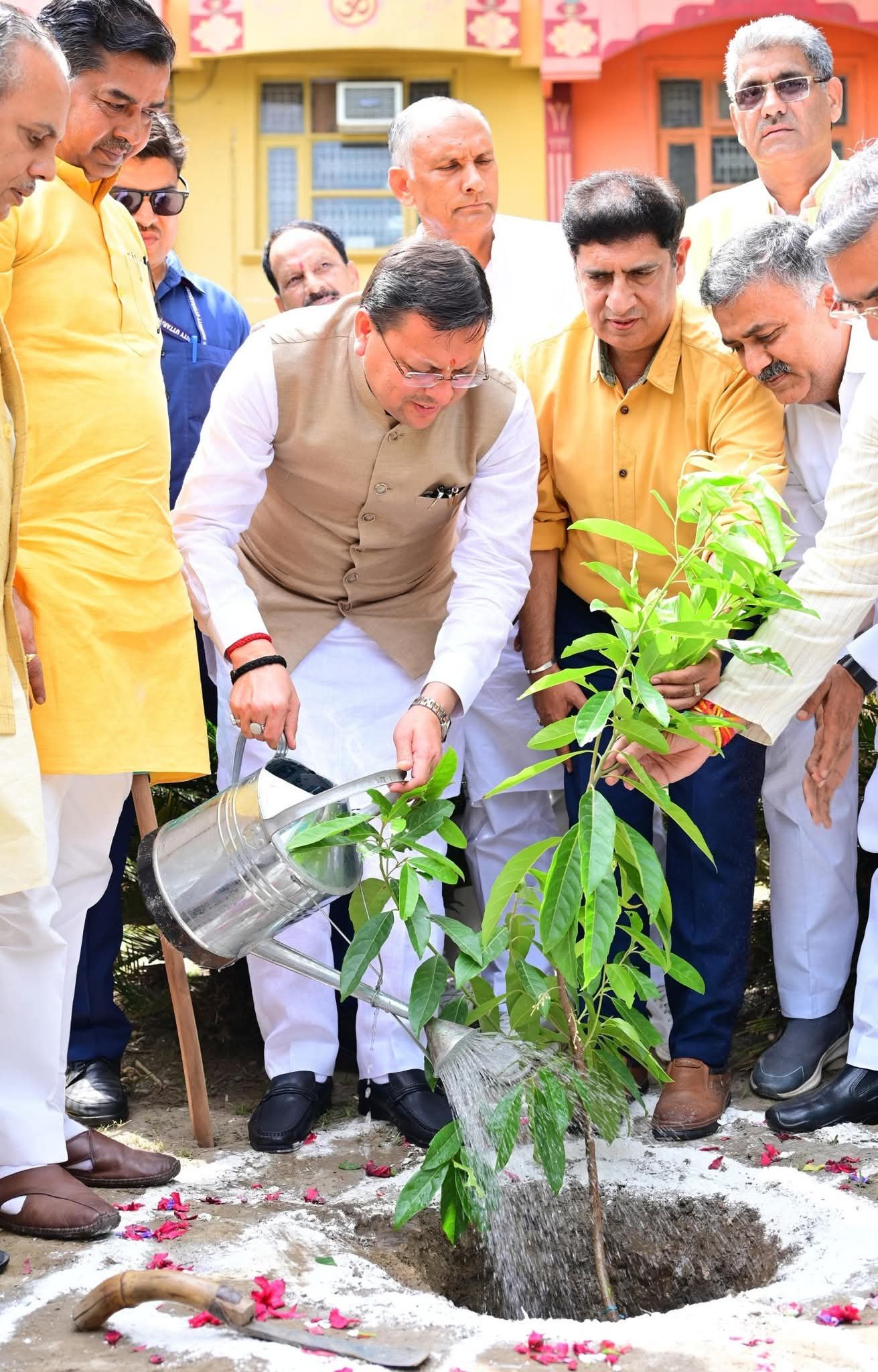 सीएम धामी ने हरिद्वार में एक पेड़ मां के नाम अभियान के तहत लगाया पौधा
