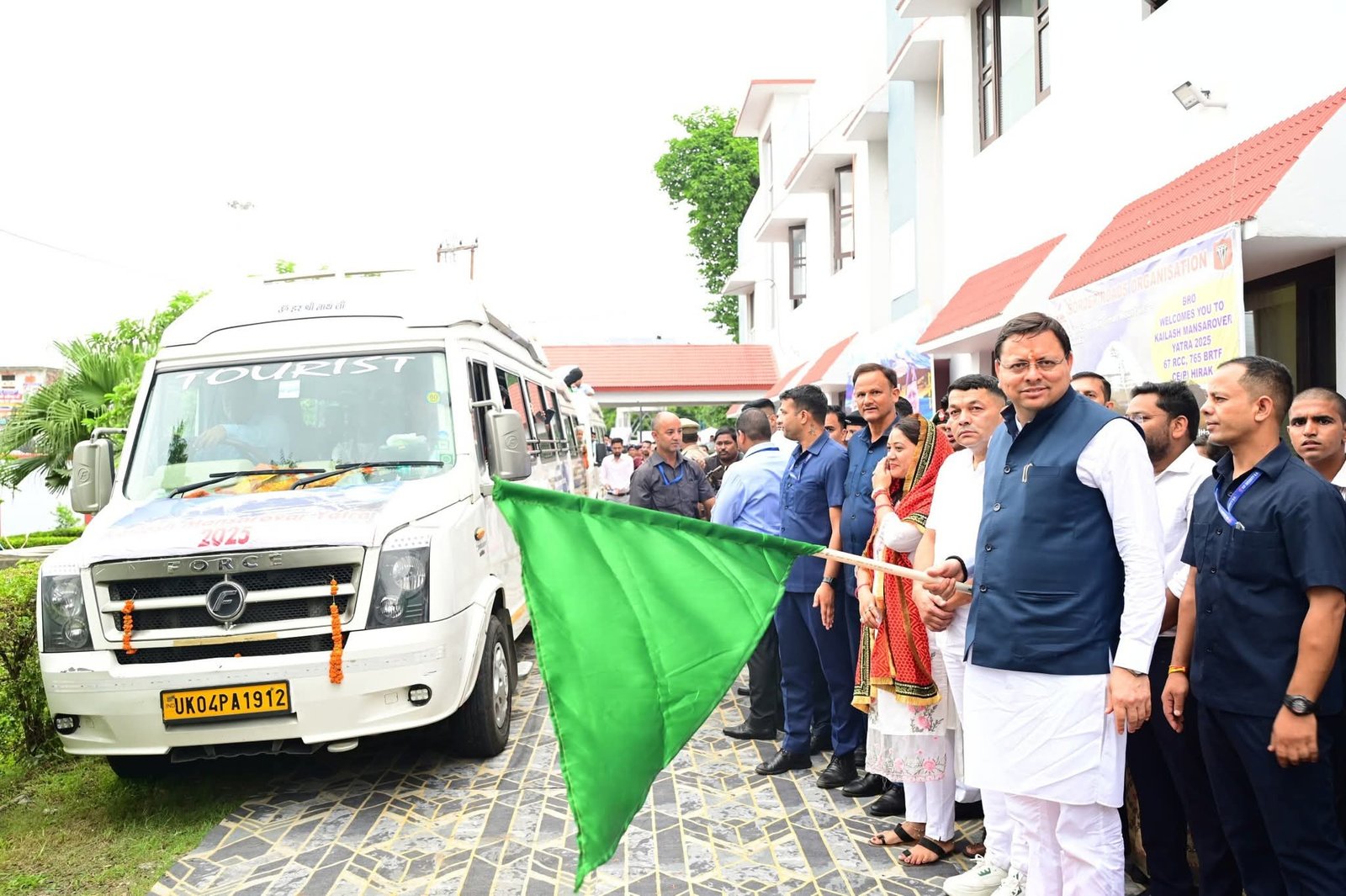 सीएम धामी ने टनकपुर में दिखाई कैलाश मानसरोवर यात्रा के पहले दल को हरी झंडी
