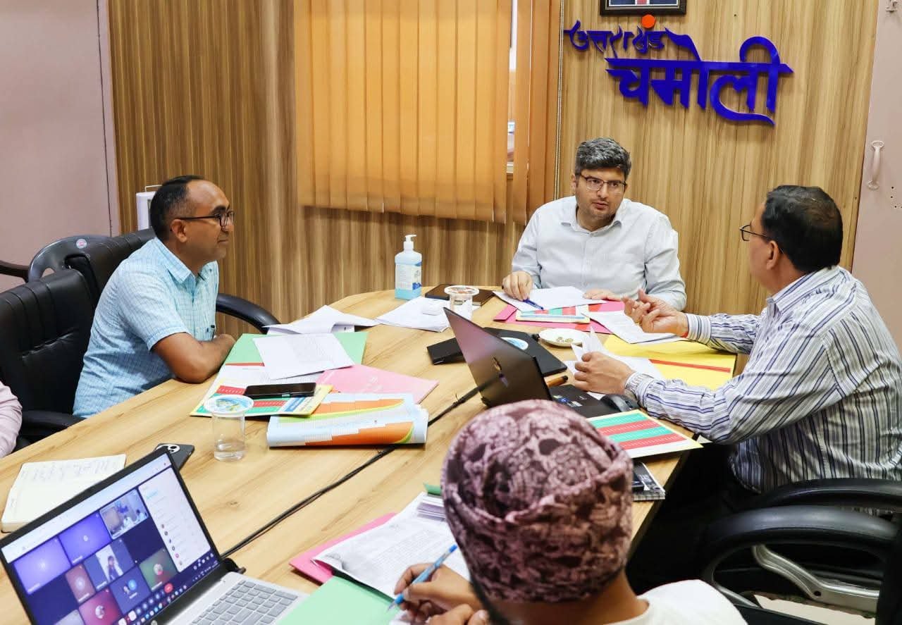 डीएम चमोली ने पोषण ट्रैकर ऐप की समीक्षा की