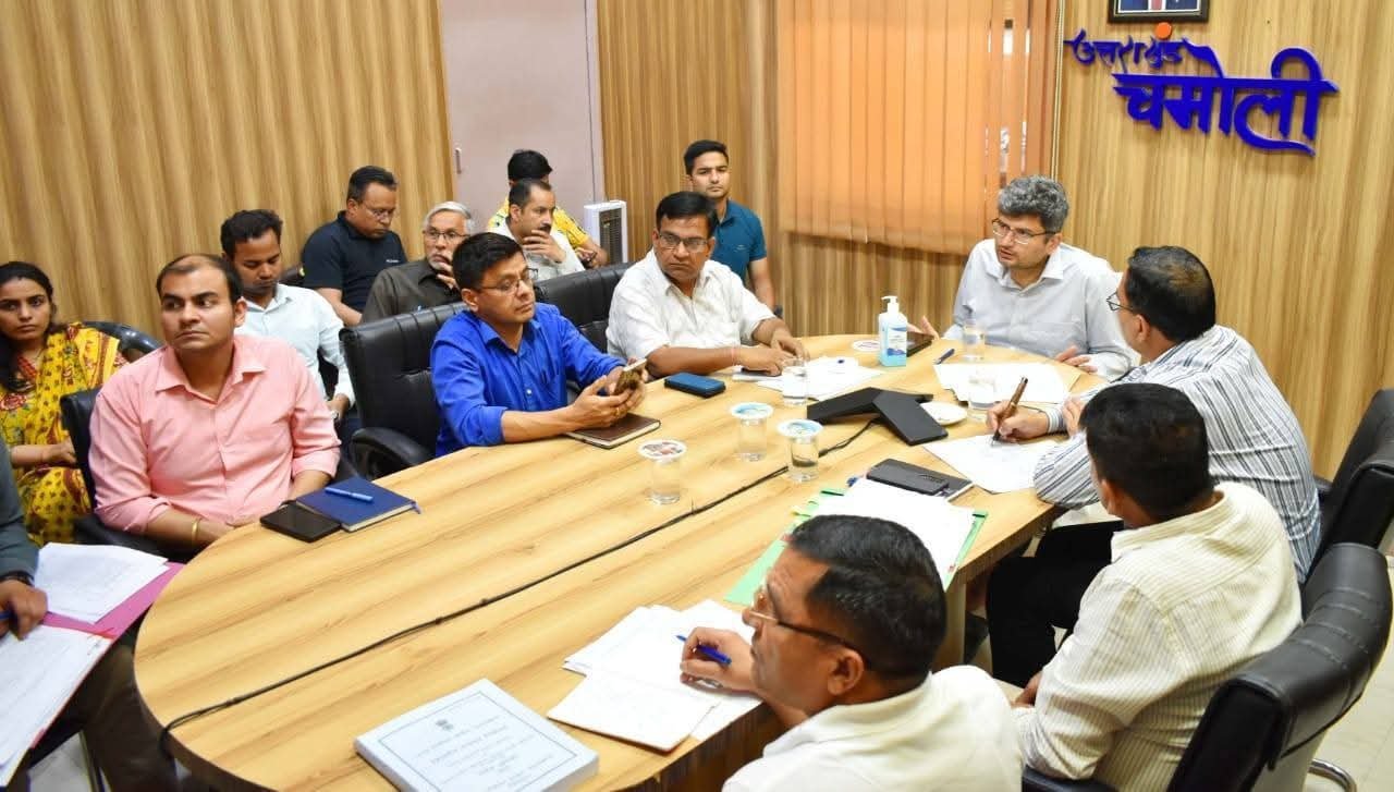 चमोली डीएम ने की पंचायत चुनाव मतदान तैयारी की समीक्षा